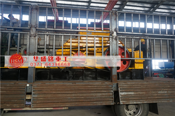 對輥破碎機(jī)現(xiàn)場圖片